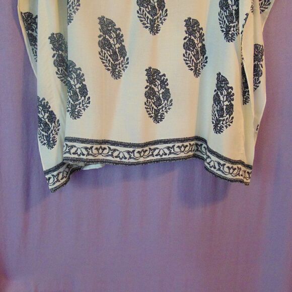 NWT JADE Ivory & Black V Neck Flowy Lightweight Open Arm Floral Tunic Size S/M - Picture 2 of 10